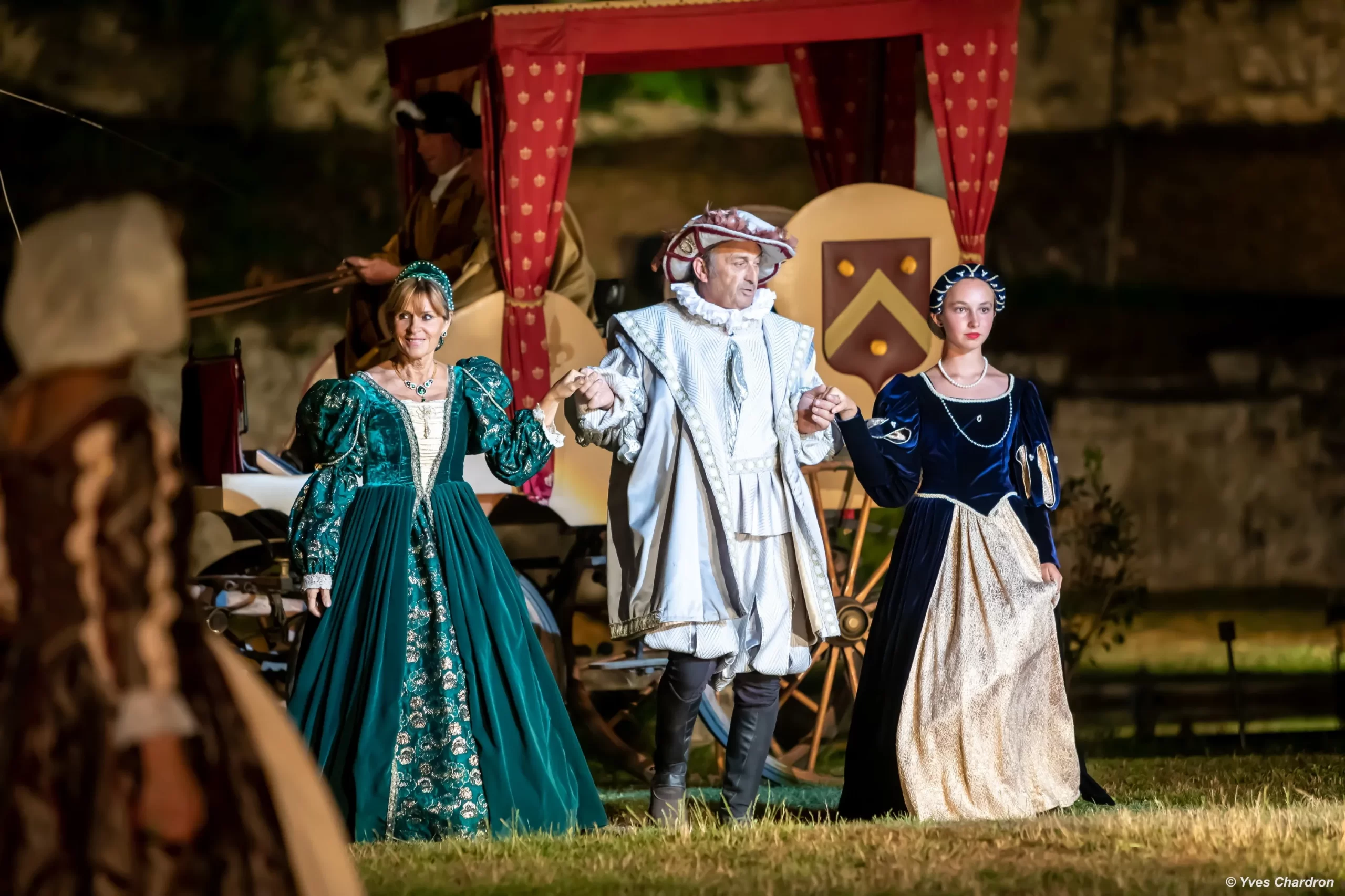 Un homme représentant Jacques de Beaune tient la main de deux femmes costumées.